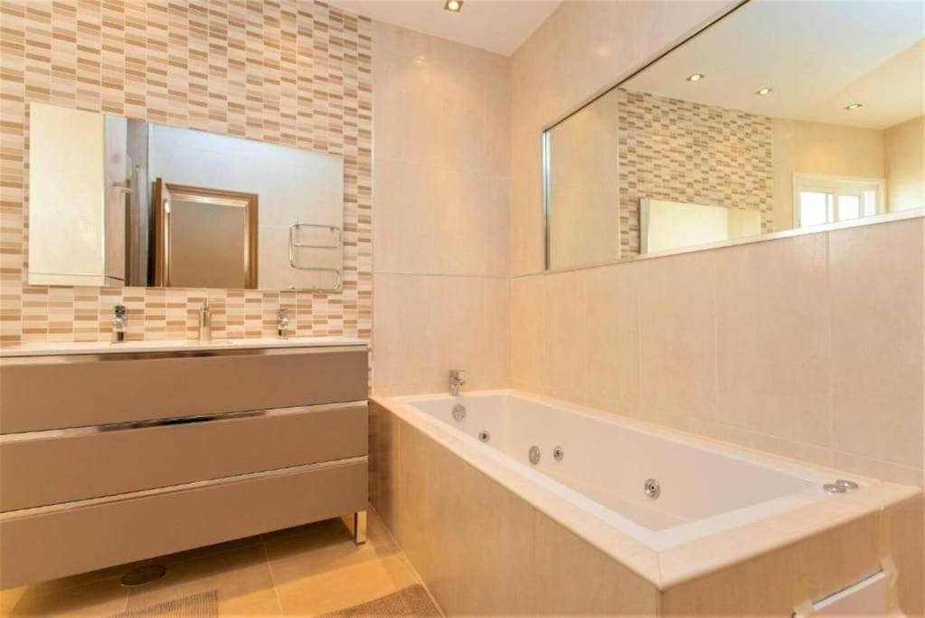 Summer Offers! Fabulous Luxury Villa Near The Beach Sleeps 8 Benalmádena Buitenkant foto